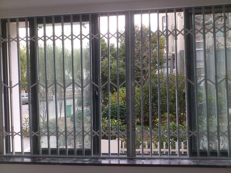 昆山榮盛門窗 彩鋼活動防護窗與中花移動防盜窗，守護家庭安全的雙重保障